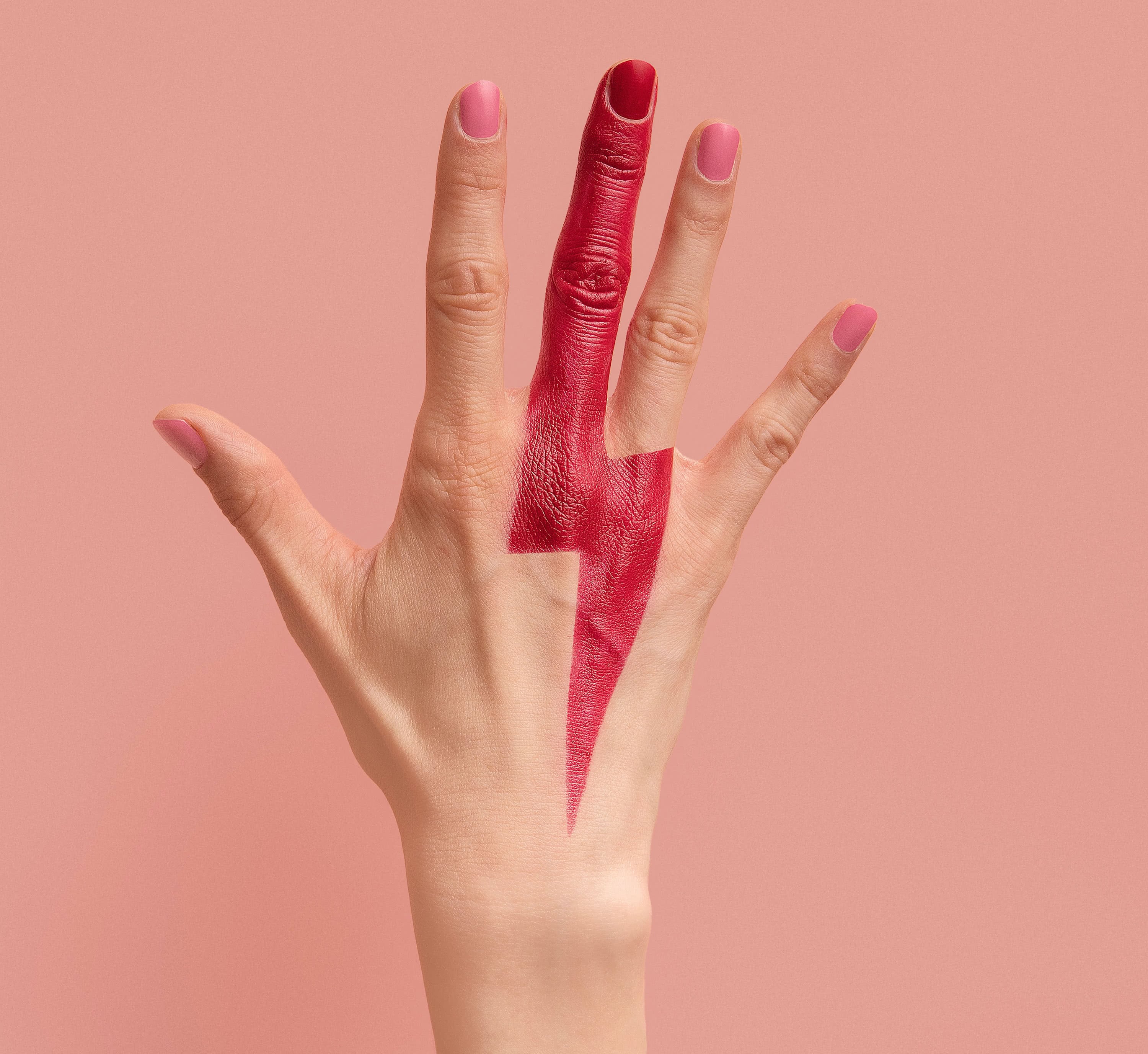Mains peintes avec vernis coloré
